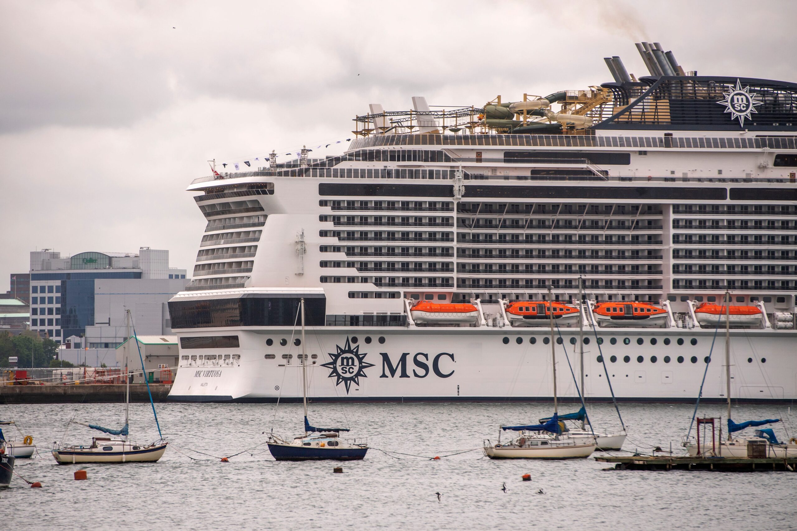 MSC Cruises, MSC Virtuosa, cinayet, İngiliz polisi, soruşturma, gemi, ölüm, kavga, Southampton, tutuklama, Exeter, Hampshire, Isle of Wight, dedektif, tanık, destek, aile, yolcu, turizm, haber, kriminal olay, gemi turu

