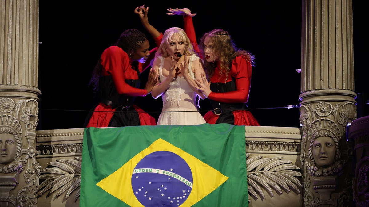 Lady Gaga, Brezilya, Rio de Janeiro, Copacabana Plajı, konser, bomba tehdidi, terör komplosu, tutuklama, LGBTQ+, nefret söylemi, Taylor Swift, konser iptali, güvenlik, polis, hayranlar, müzik, haberler, eğlence
