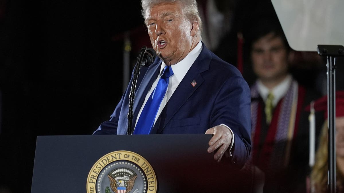 Donald Trump, yasa dışı göç, Anayasal haklar, yargı müdahalesi, Alien Enemies Act, sınır güvenliği, sınır dışı, çete üyeleri, Kilmar Abrego Garcia, insan kaçakçılığı, J.D. Vance, iç güvenlik, göç politikası, ABD politikası, hukuk sistemi, üniversite mezuniyet töreni, yargı kararları, yürütme yetkisi, suçluların sınır dışı edilmesi.
