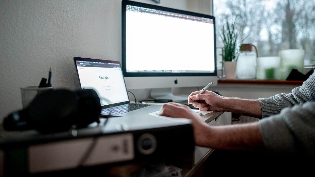 evden çalışma, uzaktan çalışma, home office, Alman akademisyenler, uluslararası karşılaştırma, Ifo Enstitüsü, evden çalışma oranları, Kanada, Birleşik Krallık, Finlandiya, ABD, Hindistan, Güney Kore, Çin, Yunanistan, Japonya, Danimarka, Fransa, Polonya, Avusturya, Çek Cumhuriyeti, Hollanda, bireysellik, işveren güveni, çocuklu çalışanlar, iş-yaşam dengesi, evden çalışma araştırması, 2024-2025