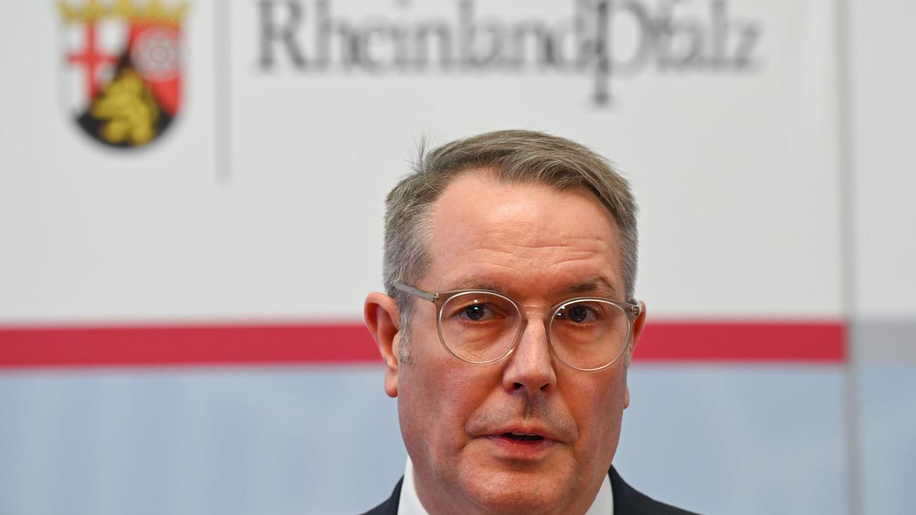 AfD, Almanya için Alternatif, Anayasa Koruma Dairesi, aşırı sağ, aşırı sağcılık, Rheinland-Pfalz, Alexander Schweitzer, Michael Ebling, yasaklama süreci, insan onuru, demokratik gelenek, istihbarat araçları, haber istihbaratı, siyaset, Almanya
