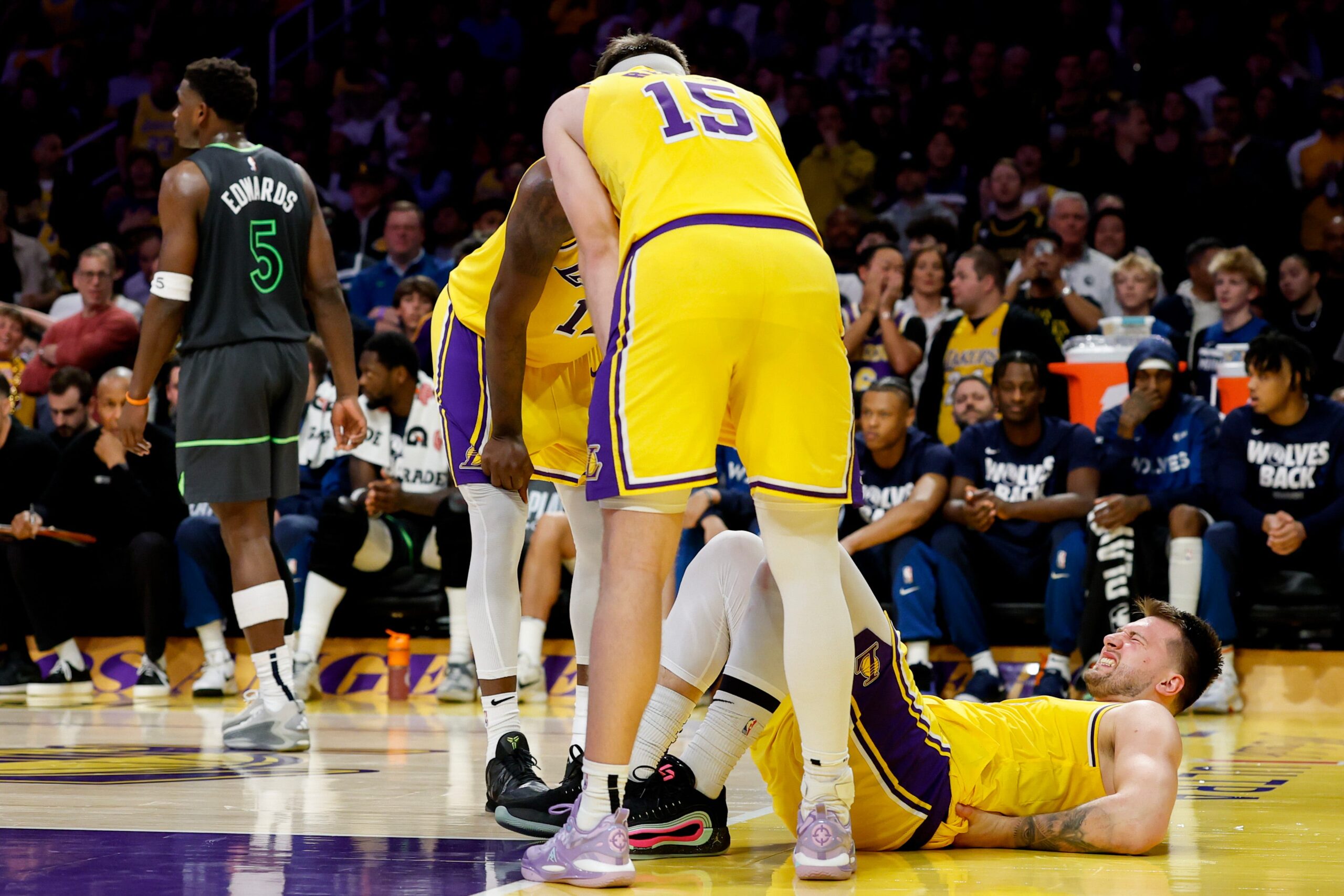 Luka Doncic, Los Angeles Lakers, Donte DiVincenzo, Rudy Gobert, Sırt Ağrısı, Sakatlık, NBA, Playofflar, Minnesota Timberwolves, Maç Sonucu, Haberler, Basketbol, USA Today, Spor, Ücretsiz Atışlar, Luka Doncic Sakatlık, Luka Doncic Sırt Ağrısı, Luka Doncic Playoff, Luka Doncic Timberwolves, Lakers Kaybetti
