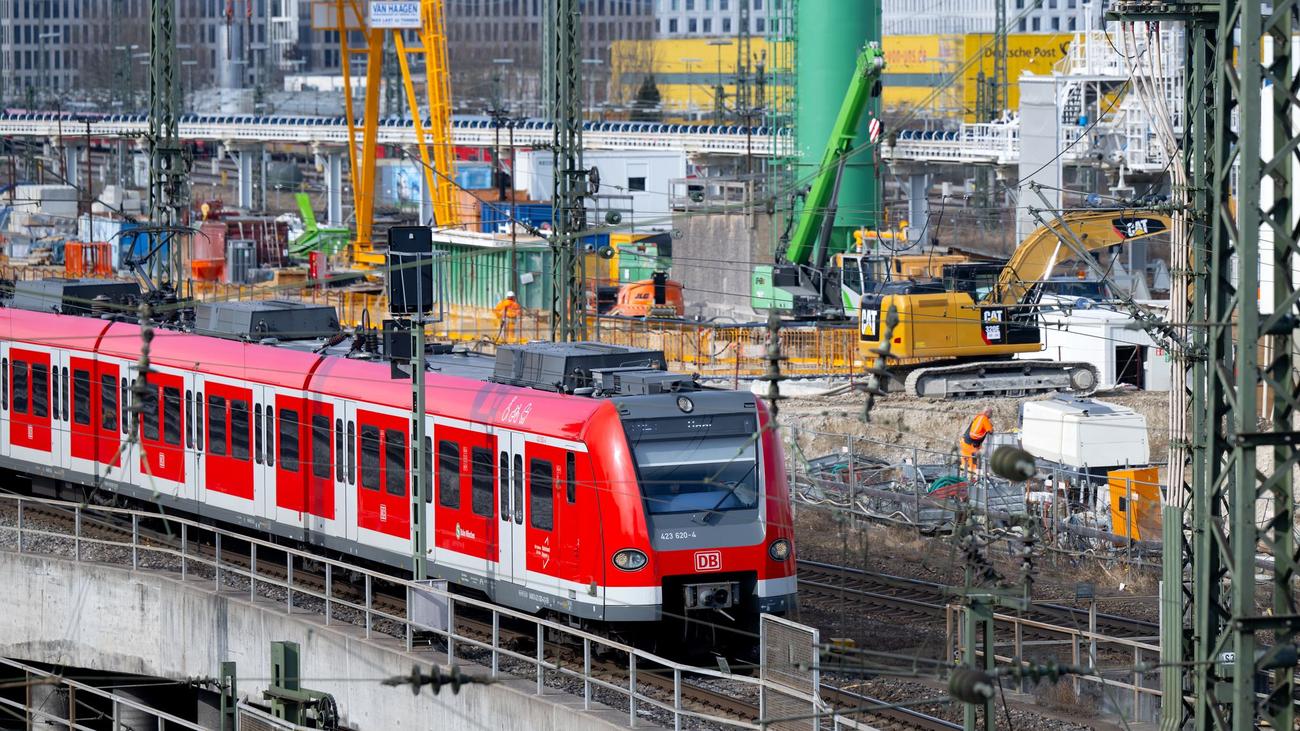Münih S-Bahn, Stammstrecke, hat, tamirat, demiryolu, tren yolu, istasyon, seyahat planı, alternatif ulaşım, otobüs seferleri, ikinci Stammstrecke, Laim, Pasing, Leuchtenbergring, Giesing, ulaşım aksaması, bilgi steli, QR kodları, toplu taşıma, toplu taşım
