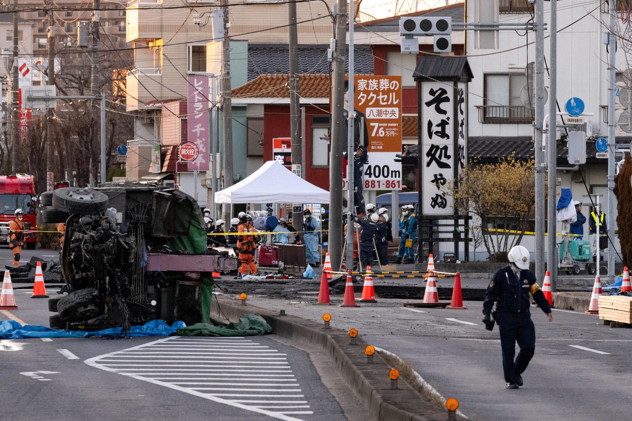 Japonya, Tokyo, yol çökmesi, kamyon kazası, arama kurtarma, lağım boruları, altyapı sorunları, kentsel sorunlar, Fukuoka, su tüketimi, Yashio, göçük, ölü sürücü, olay yeri inceleme, aile açıklaması, risk analizi, kentsel altyapı, 日本, 東京, 道路陥没, トラック事故, 救助活動, 下水道管, インフラ問題, 都市問題, 福岡, 水消費, 八潮, 崩壊, 死亡した運転手, 現場検証, 家族声明, リスク分析, 都市インフラ
