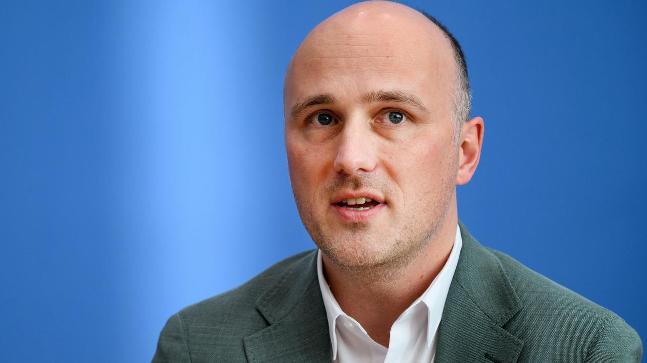 Sven Lehmann, Queer Temsilcisi, LGBTİ+ Hakları, Rosa-Courage-Preis, Gay in May, Osnabrück, Bettina Böttinger, Transseksüel Yasası, Nefret Suçları, Cinsel Çeşitlilik, Toplumsal Cinsiyet Çeşitliliği, Ulusal Eylem Planı, Federal Hükümet, Onur Ödülü, Lezbiyen Hakları, Gey Hakları, Biseksüel Hakları, İnterseksüel Hakları, Queer Hakları, Alman Siyaseti, Aktivizm
