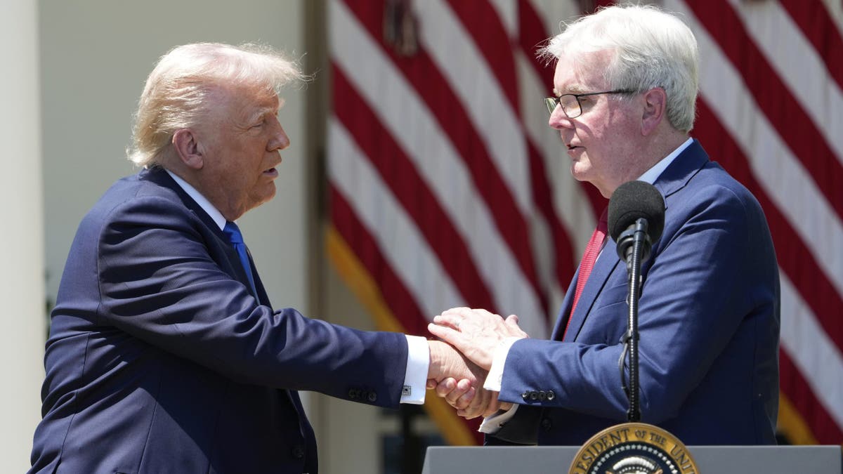 Donald Trump, dini özgürlük, dini özgürlük komisyonu, Dan Patrick, Paula White-Cain, Dr. Phil, dini eğitim, okul seçimi, ibadethanelere saldırılar, ifade özgürlüğü, Beyaz Saray İnanç Ofisi, Hristiyan karşıtı önyargı
