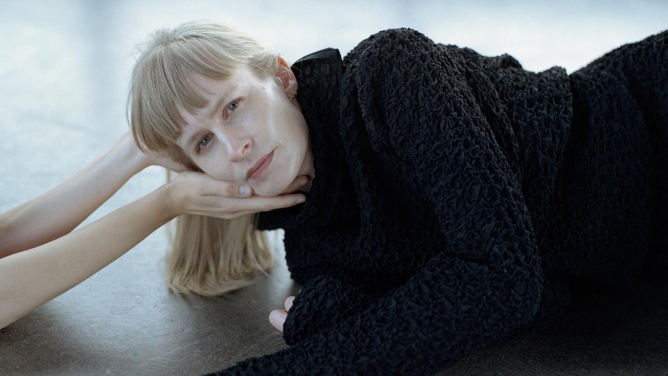 Jenny Hval, Iris Silver Mist, albüm, müzik, inceleme, sanat, yorum, synthpop, deneysel müzik, Norveçli sanatçı, dişi bakış, çağdaş sanat, pop müzik, eleştiri, analiz, Burger metaforu, internet eleştirisi, sosyal medya eleştirisi, varoluş, beden algısı, ruhaniyet, nostalji, geçmiş, şimdiki zaman, hayalet, metalik parıltı, Norveç müziği

