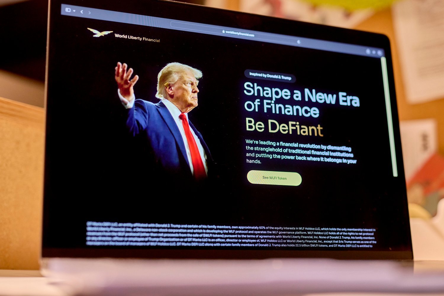 Trump, Trump ailesi, Kripto para, Dünya Özgürlük Finansmanı, Çıkar çatışması, Abu Dabi, MGX, Binance, USD1, Stablecoin, Şeyh Tahnoon bin Zayed Al Nahyan, Eric Trump, Donald Trump Jr., Zach Witkoff, Justin Sun, TRON, SEC, Düzenlemeler, Yolsuzluk, Birleşik Arap Emirlikleri, Yatırım, Finans
