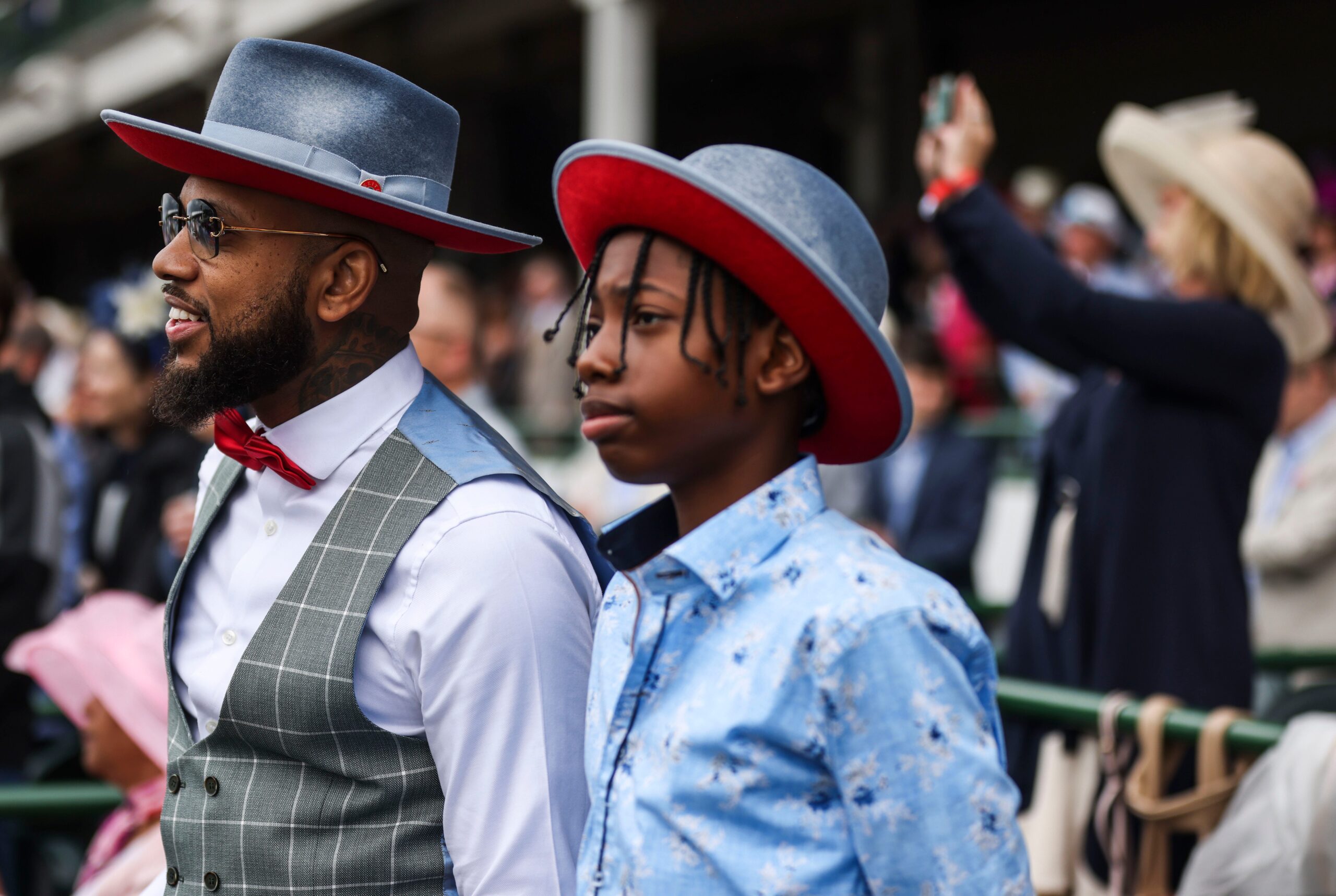 Kentucky Derby, Kentucky Derby şapkaları, Kentucky Derby modası, Churchill Downs, At yarışı modası, Kentucky Derby kıyafetleri, Milyonerler Sırası, Derby of Your Dreams, Kentucky Derby stil rehberi, Erkek Kentucky Derby modası, Kadın Kentucky Derby modası, Kentucky Derby gelenekleri, Kentucky Derby tarihi, Zanna Roberts Rassi, Kentucky Derby konuk stil editörü, Peplum, Pastel renkler, Kentucky Derby broşları, At yarışı şapkaları, Moda trendleri
