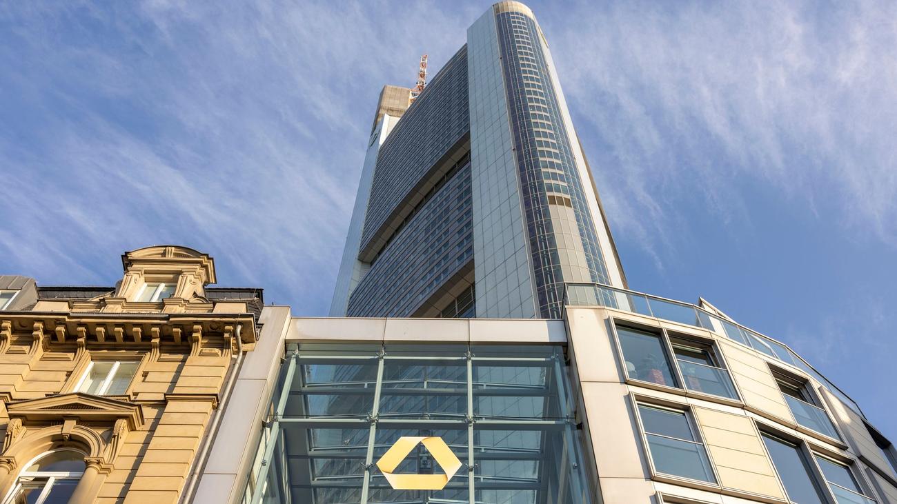 Commerzbank, işten çıkarma, müzakereler, iş konseyi, Sascha Uebel, çerçeve sosyal planı, çerçeve menfaat dengesi, mBank, Unicredit, birleşme, devralma, Andrea Orcel, hissedarlar toplantısı, protesto, bağımsızlık, Verdi sendikası
