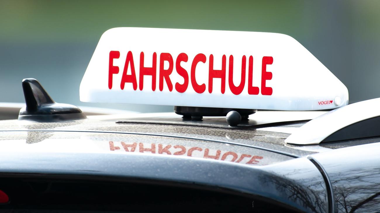Führerschein, Fahrprüfung, Fahrprüfer, Hamburg, CDU, Philipp Heißner, Wartezeiten, praktische Prüfung, theoretische Prüfung, Gültigkeit, Kosten, Fahrschüler, Bürgerschaft, Antrag, Senat, Klasse B, Fahrerlaubnis
