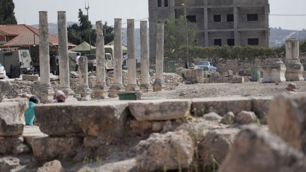 Arkeoloji, İsrail, Filistin, Judea, Samarya, Batı Şeria, Tarih, Yahudi Tarihi, İşgal, UNESCO, Tapınak Tepesi, Haram al-Sharif, El Halil, İbrahimi Camii, Rachel'in Mezarı, Bilal Bin Rabah Camii, Birleşmiş Milletler, Filistin Yönetimi, Arkeolojik Sit Alanları, Kültürel Miras, Siyasi Çatışma, İsrail-Filistin Çatışması, Palestine Exploration Quarterly, Filistin Keşif Fonu, Hebron, Kudüs, İşgal Altındaki Topraklar, Uluslararası Hukuk, Akademik Özgürlük, Anti-Semitizm, Hıristiyan Siyonizm, Arkeolojik Kanıtlar, Hak İddiaları, Toprak Anlatısı, Bölgesel Egemenlik, Jewish heritage sites
