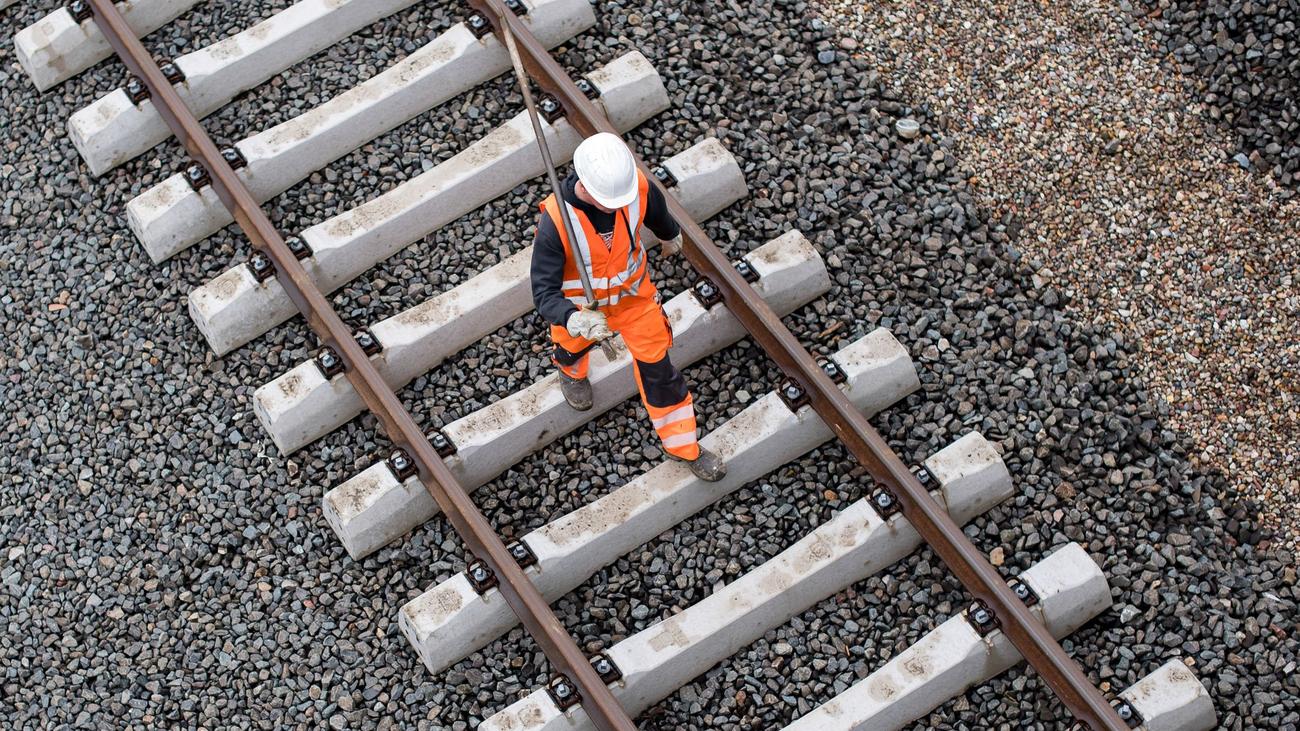 Demiryolu inşaatı, Sauerland, tren seferleri, tren iptali, otobüs seferleri, RE 17, RE 57, RB 54, Hagen, Warburg, Arnsberg, Schwerte, Fröndenberg, Olsberg, Brilon, Scherfede, Bestwig, Messinghausen, demiryolu çalışmaları, yolcu bilgilendirme, Zuginfo.nrw, ulaşım, seyahat, demiryolu hattı, tünel inşaatı, demiryolu yatırımı
