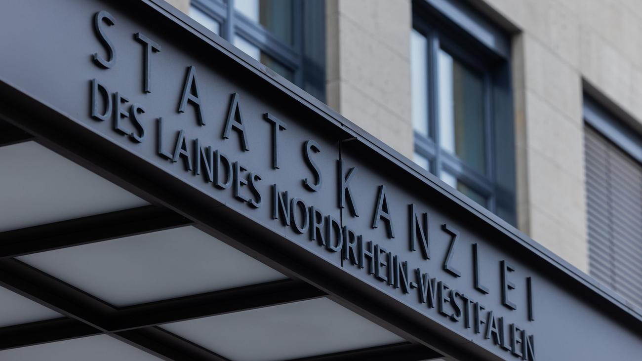 Eyalet Başbakanlığı renovasyonu, Hendrik Wüst, CDU, muhalefet, maliyet artışları, soruşturma, mimar, rüşvet, yolsuzluk, Kuzey Ren-Vestfalya, NRW, Landtag, parlamento, özel istekler, Armin Laschet, Deloitte, denetim, Başsavcılık, Eyalet Kriminal Dairesi, LKA, inşaat, gayrimenkul.

