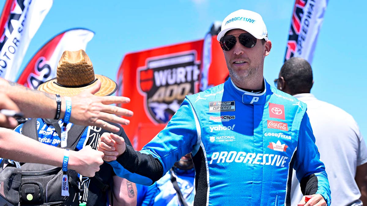 Denny Hamlin, NASCAR, Texas Motor Speedway, Würth 400, Motor Arızası, Yangın, Kaza, Yarış, FOX Sports, William Byron, Kyle Larson, Chase Elliott, Christopher Bell, Puan Durumu, 2025 NASCAR ODDS, Austin Cindric, Kansas Speedway, Fox News Sports, Spor Haberleri, Toyota, Motor Sporları
