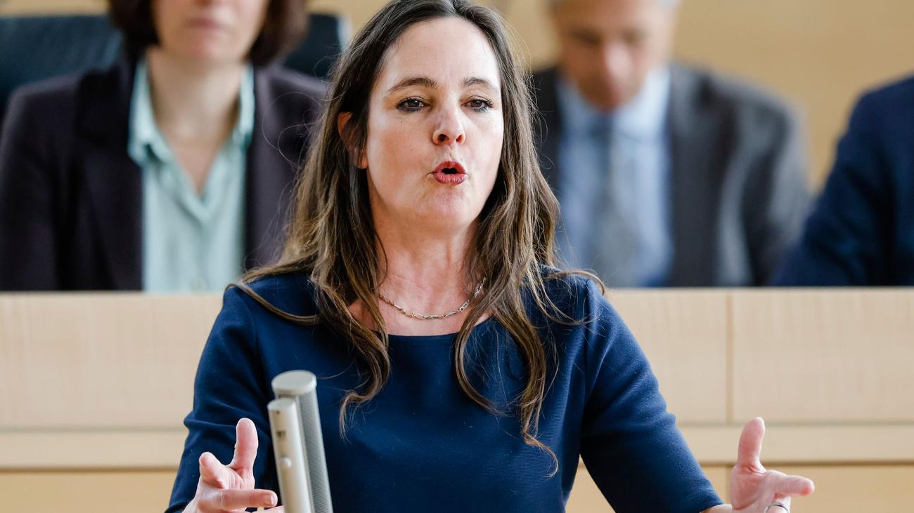 Schleswig-Holstein, Anayasa Mahkemesi, 2024 Bütçesi, Ek Bütçe, SPD, FDP, Beate Raudies, Annabell Krämer, Christoph Brüning, Silke Schneider, Acil Krediler, Borç Ödeme Planı, Fırtına, Ukrayna Savaşı, Corona Pandemisi, Bütçe Hataları, Finans Politikası, Eyalet Parlamentosu, Vergi Parası, Anayasal İlkeler, Borçlanma, Kiel
