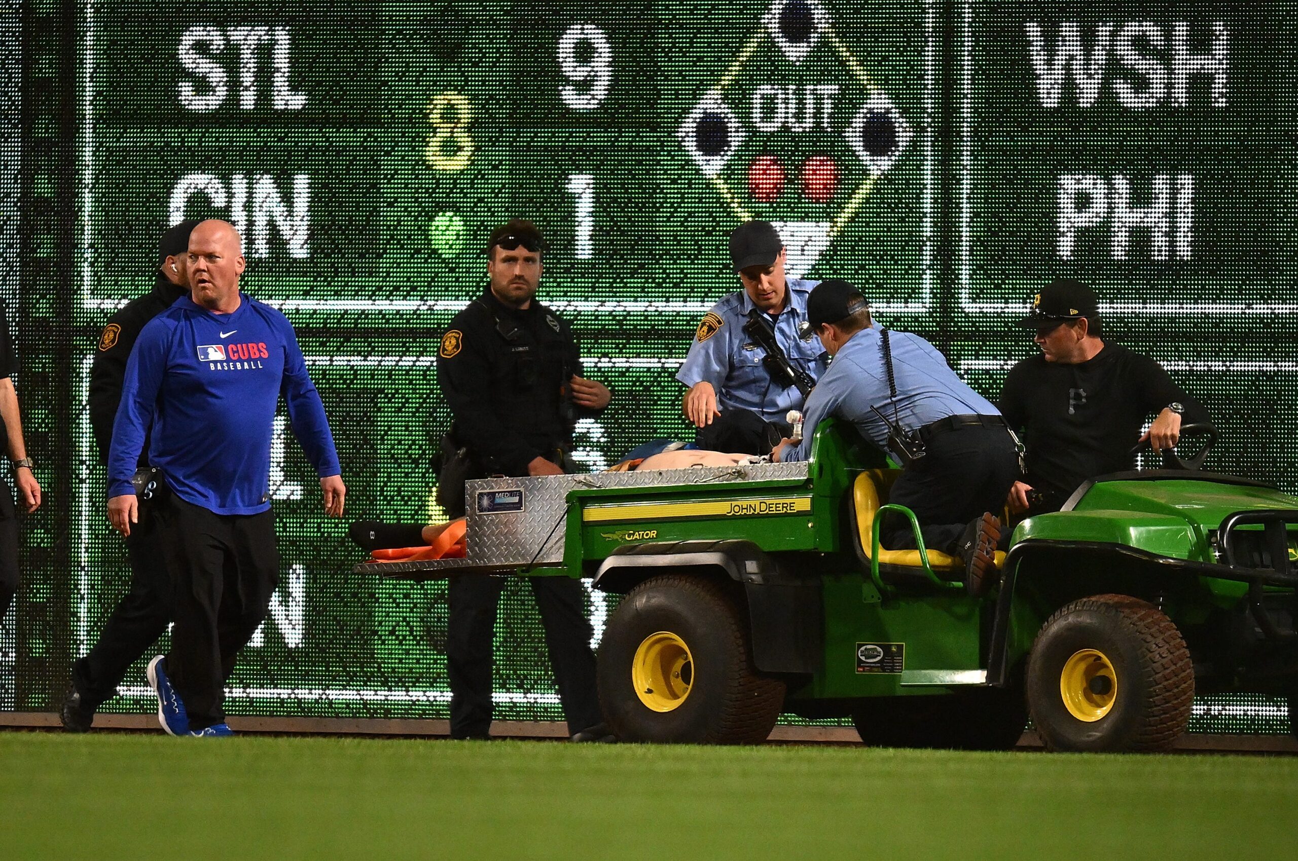 Pittsburgh PNC Park, beyzbol taraftarı düştü, kritik durum, Pittsburgh Pirates, Chicago Cubs, beyzbol stadyumu kazası, tribünden düşme, Roberto Clemente, Allegheny General Hospital, VCU dedektifleri, MLB stadyumu düşmeleri, beyzbol taraftarı yaralanması, spor kazası, beyzbol güvenliği
