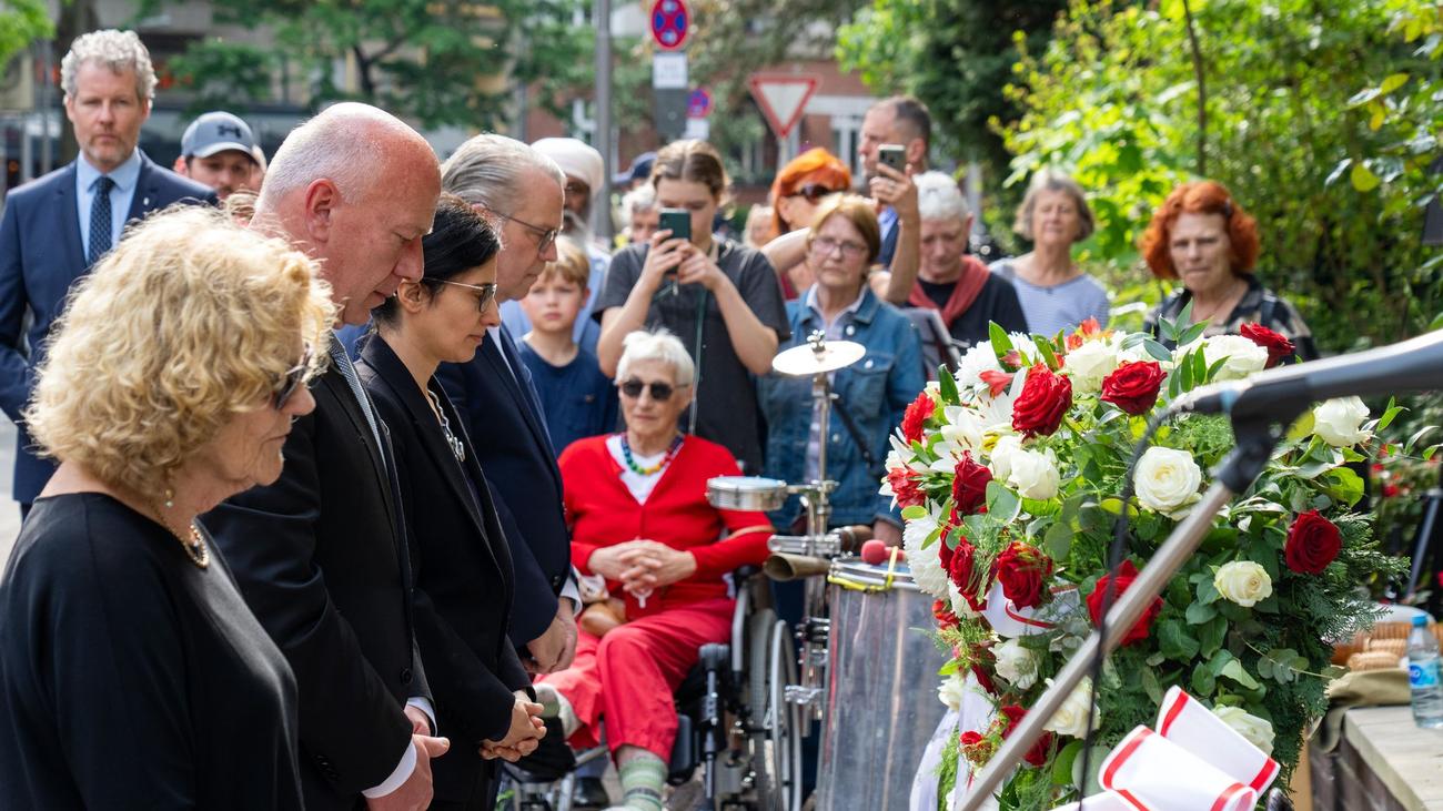 Berlin, İkinci Dünya Savaşı, Nazi Almanyası'nın Sonu, Kurtuluş, Anma Haftası, Kai Wegner, Helmuth Weidling, Kızıl Ordu, Kapitülasyon, Brandenburg Kapısı, Sergi, Befreiung, Oratoryo, Marc Sinan, Senato, Etkinlikler, Demokrasi, Holokost, Sachsenhausen, Margot Friedländer, Savaşın Sonu, Avrupa, Müze Berlin-Karlshorst, Ukrayna, Rusya, Anma Töreni, Sovyetler Birliği, 8 Mayıs, Yasal Tatil, Sovyet Anıtı, Schönholzer Heide, Brandenburg Kapısı, Frank-Walter Steinmeier, Bundestag, Treptower Parkı, Tiergarten, Rusya Büyükelçisi, Sergej Netschajew, Gece Kurtları, Motosiklet Kulübü, Berlin Polisi, Rus Bayrakları, Semboller
