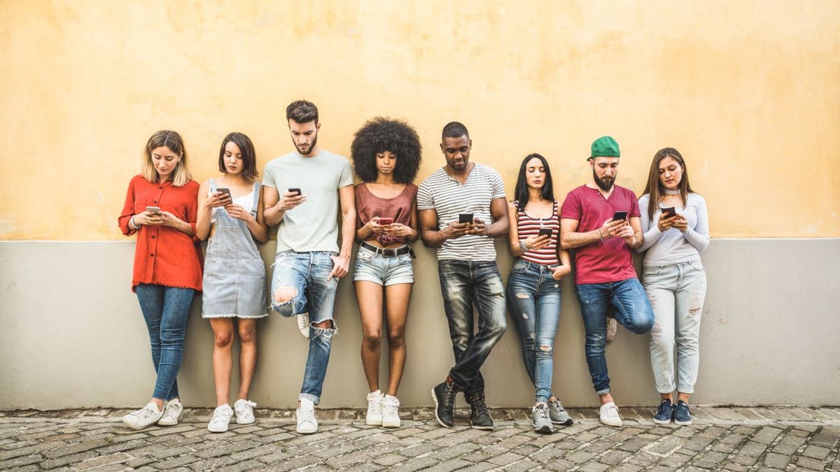 Gen Z, gençlik, medya okuryazarlığı, dezenformasyon, sosyal medya, haber tüketimi, sahte haberler, komplo teorileri, seçimler, siyaset, teknoloji, internet, kuşak, dijital okuryazarlık, Catherine Kim, Politico, Morning Consult, Donald Trump, seçim hilesi, Rusya, ABD, gençlik kültürü, yalnızlık, iş arama, üniversite başvuruları, 