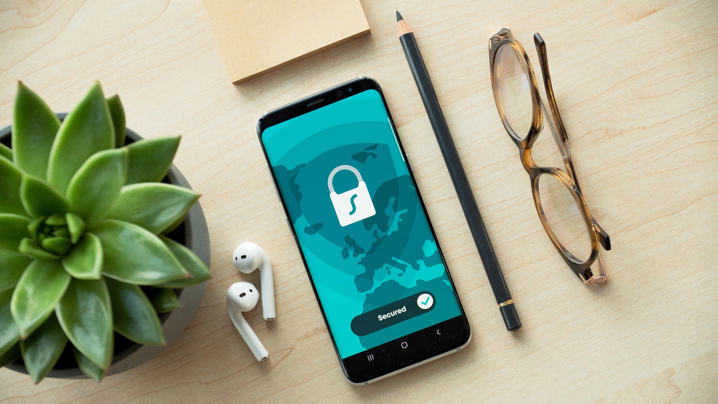 şifre yöneticisi, parola güvenliği, veri ihlali, güçlü parolalar, ücretsiz şifre yöneticisi, ücretli şifre yöneticisi, Bitwarden, KeePass, KeePassXC, Google Şifre Yöneticisi, Firefox Şifre Yöneticisi, Apple Şifre Yöneticisi, Chrome, Android, Windows, iki faktörlü kimlik doğrulama, 2FA, şifre oluşturma, otomatik form doldurma, cihazlar arası senkronizasyon, parola paylaşımı, YubiKey, seyahat kasası, güvenlik ipuçları, Alaina Yee, PCWorld
