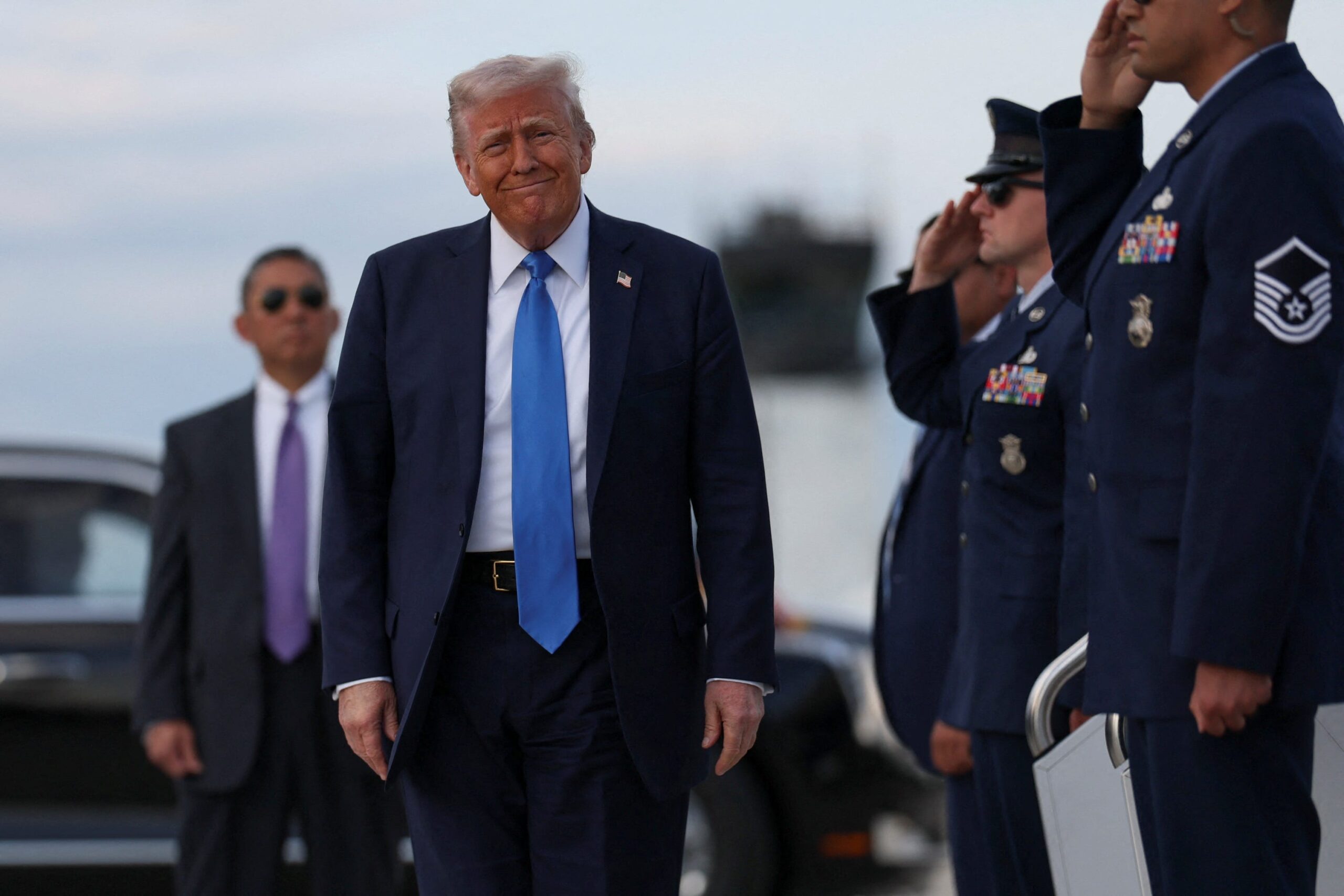 ABD Ordusu, askeri geçit töreni, Donald Trump, doğum günü, 250. yıl dönümü, Constitution Caddesi, Washington DC, zırhlı araçlar, Stryker, Bradley Zırhlı Muharebe Aracı, Abrams M-1 tankı, siyasi eleştiri, askeri teçhizat, 4 Temmuz kutlamaları, ABD haberleri, askeri harcamalar, geçit töreni maliyeti, ABD Ordusu etkinlikleri, Trump yönetimi
