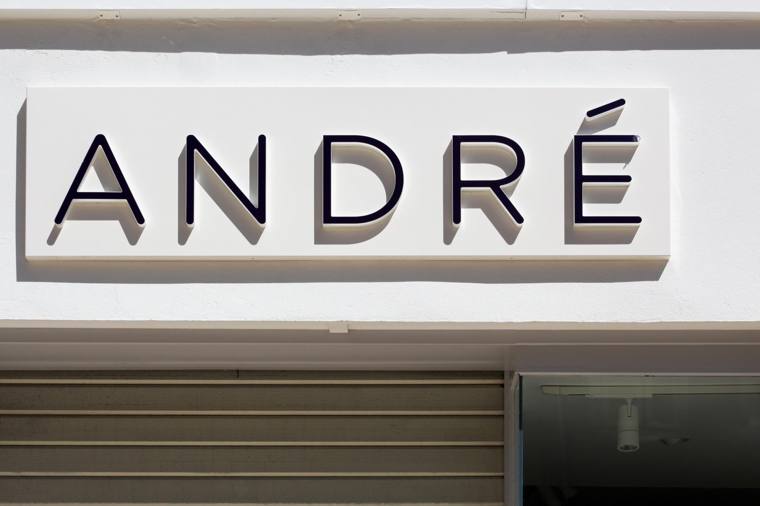 André, ayakkabı, redresman davası, Fashion Network, Optakare, Karim Redjal, iflas, yeniden yapılandırma, mağaza, Galeries Lafayette Haussmann, 1Monde9, François Feijoo, Spartoo, Vivarte, Covid-19, perakende, ayakkabı mağazası, Fransız markası, ekonomik zorluklar, finansal kriz, şirket kurtarma, ticari mahkeme
