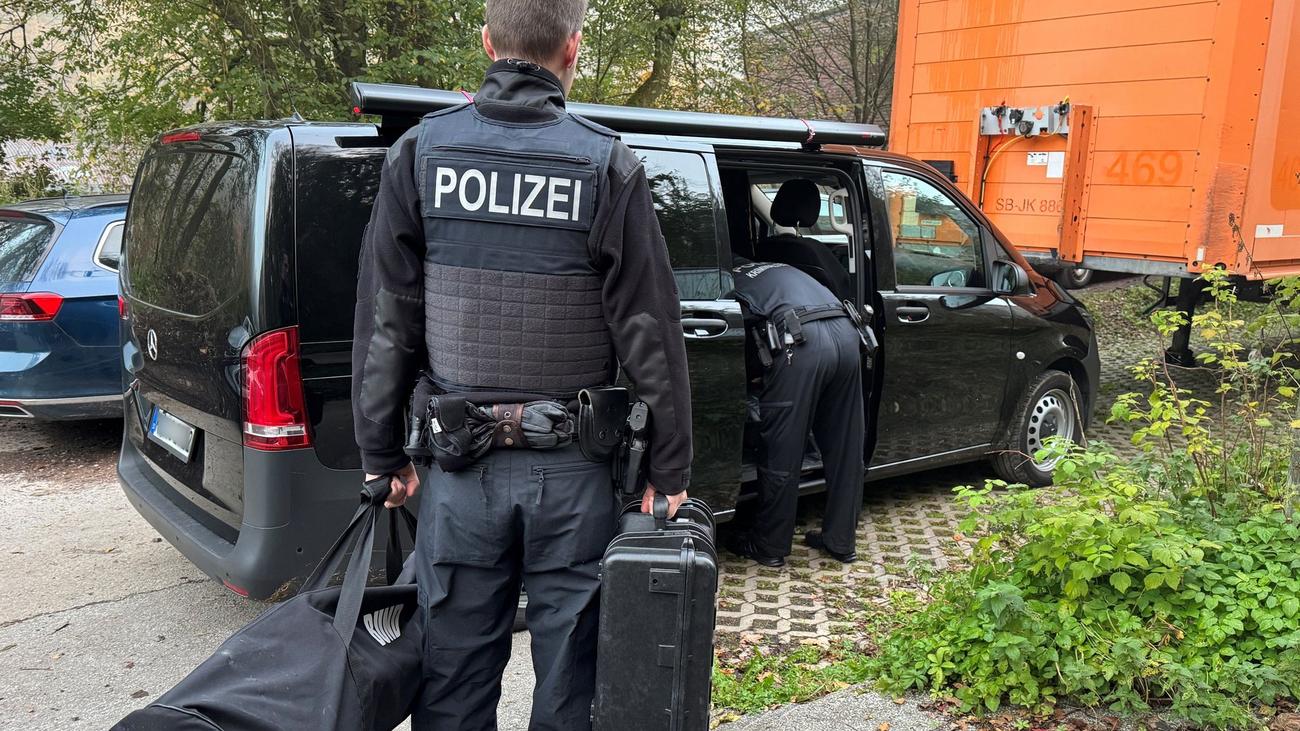 Meta anahtar kelimeler: Nordrhein-Westfalen, polis yetkileri, anayasa koruma, savcılar, Max-Planck Enstitüsü, gözetim, yetki değerleri, veri toplama, telekomünikasyon verileri, gizli erişim, uçuş yolcu verileri, şeffaflık, online arama, hesap verileri, veri saklama, özgürlük tehlikesi, kamuoyu tartışması, Almanya.
