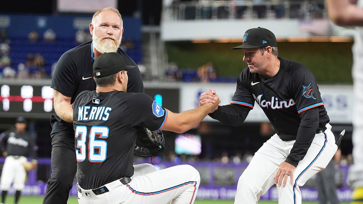 Here are some meta keywords for the article, tailored for Turkish searchers, with a comma as the separator:

Miami Marlins, Matt Mervis, Xavier Edwards, beyzbol, MLB, sakatlık, Oakland Athletics, Luis Urias, Gunnar Hoglund, Valente Bellozo, beyzbol maçı, spor haberleri, Fox News Spor, Detroit Tigers, Riley Greene, beyzbol rekoru, spor, sakatlık, Miami Marlins, Oakland Athletics, beyzbol ligi, MLB, spor karşılaşması
