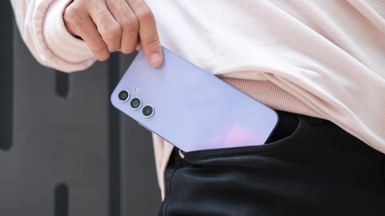 Samsung, One UI 7, Android 16, One UI 8, güncelleme, Galaxy S24, Galaxy S23, Galaxy S21, yazılım desteği, beta sürümü, Android güncellemeleri, telefon güncelleme, akıllı telefon, teknoloji, haberler, sızıntılar, güncelleme politikası
