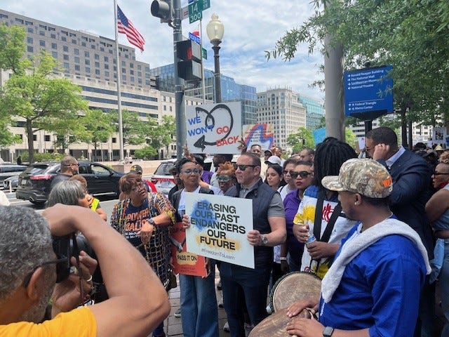 Ulusal Afro-Amerikan Tarihi ve Kültürü Müzesi, Blacksonian, Donald Trump, Siyah Tarihi, sivil haklar, ırkçılık, tarih eğitimi, Smithsonian Enstitüsü, #HandsOffOurHistory, Melanie Campbell, Karsonya Wise Whitehead, Afro-Amerikan tarihi, Florida, kitap yasakları, toplumsal hareket, siyahi müzeler, fon kesintisi, protesto, yürüyüş
