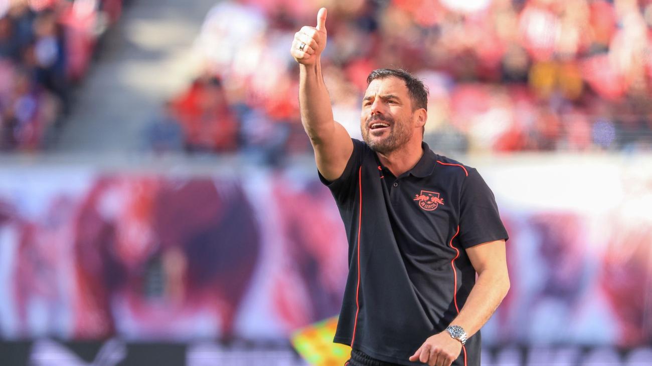 RB Leipzig, Zsolt Löw, Bayern München, Meisterfeier, Bundesliga, Fußball, Taktik, Motivation, Willi Orban, Peter Gulacsi, David Raum, Xavi Simons, Qualifikationswoche, Red Bull Arena, Spielanalyse, Kapitän, Ehrgeiz, Leidenschaft, Spaß.
