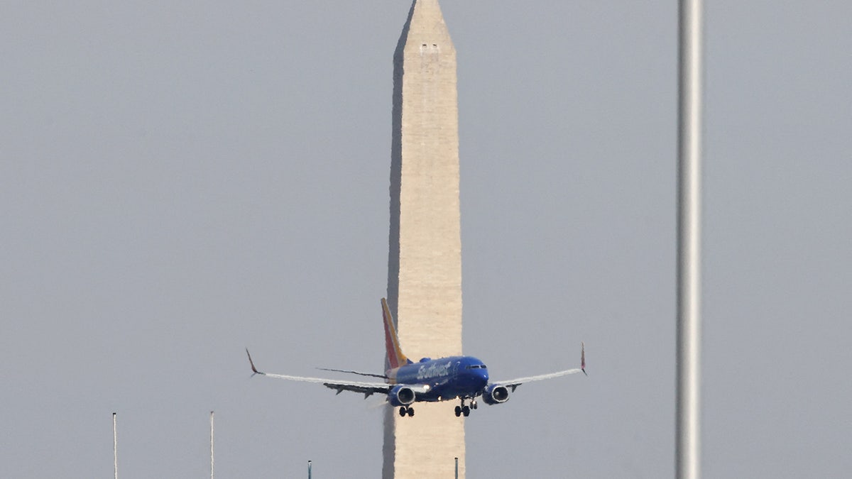 Ronald Reagan Washington National Airport, DCA, go-around, uçak kazası, helikopter, Black Hawk, FAA, NTSB, hava trafik kontrolü, uçuş güvenliği, ABD Ordusu, Priority Air Transport, Pentagon Army Heliport, Maria Cantwell, Pete Hegseth, Sean Duffy, hava sahası ihlali, tehlikeli yakınlaşma, havacılık güvenliği, trafik kısıtlamaları, helikopter operasyonları, yoğun hava trafiği, kaza soruşturması
