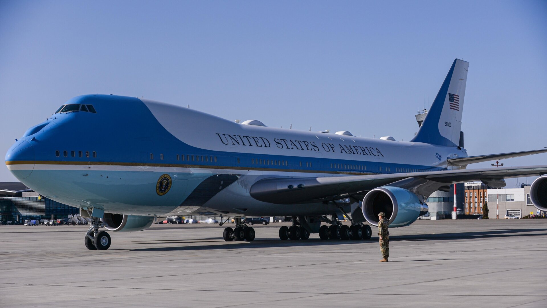 Donald Trump, Air Force One, Boeing, L3Harris, başkanlık uçağı, uçak, sözleşme, gecikme, maliyet, savunma sanayi, Elon Musk, güvenlik, modifikasyon, 747-8, 747-200, VC-25A, ABD başkanı, siyaset, havacılık, tedarik zinciri, tasarım sorunları, işgücü sorunları, Wall Street Journal, haberler, ekonomi, federal hükümet, interim uçak, Qatari hükümeti, Steven Cheung, Andrew Hunter, Kelly Ortberg
