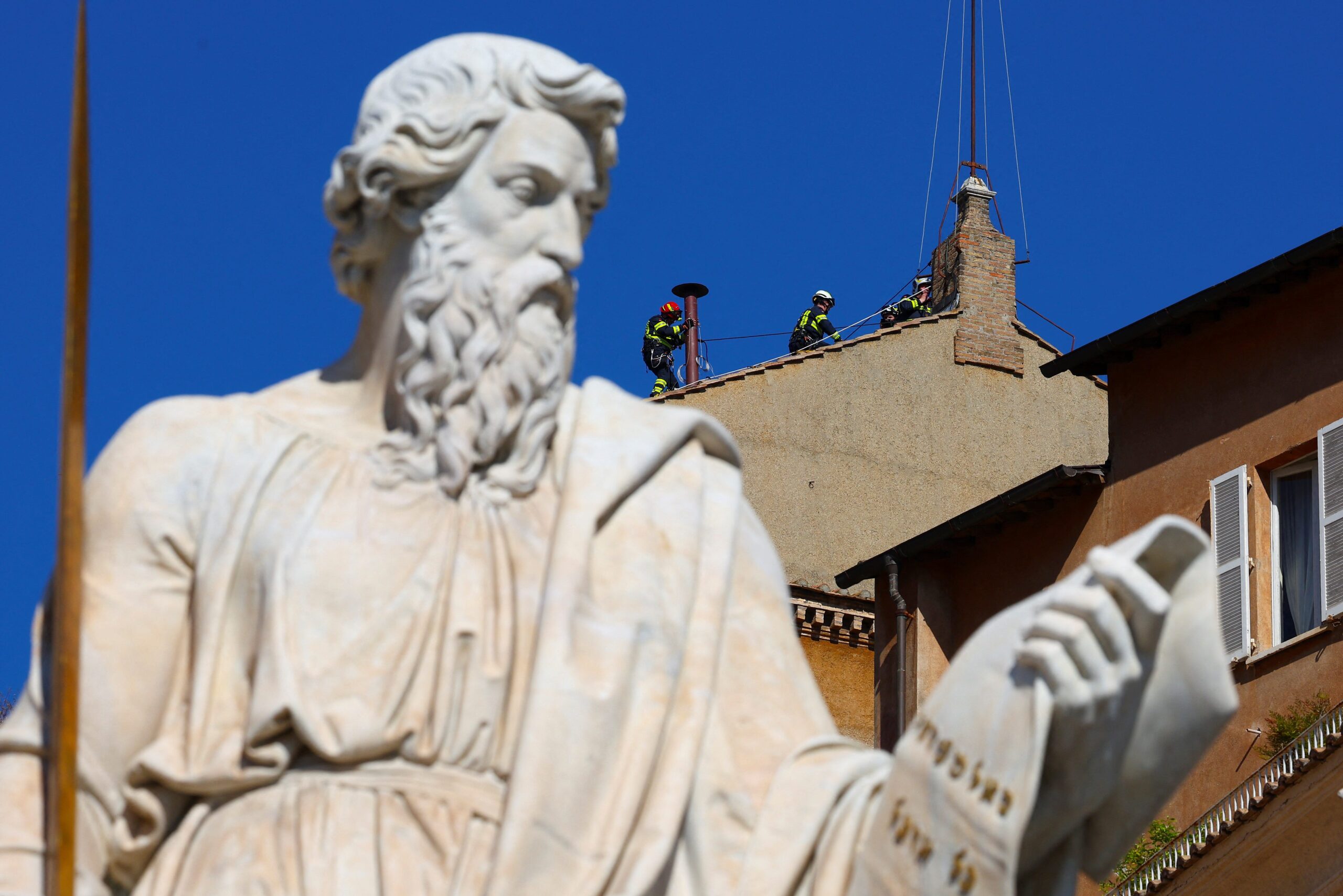 Vatikan, Papa Franciscus, cenaze, görevliler, konsül, yeni papa, Sistine Şapeli, baca, Reuters, oy pusulaları, kara duman, beyaz duman, kardinaller, Aziz Petrus Meydanı, seçim
