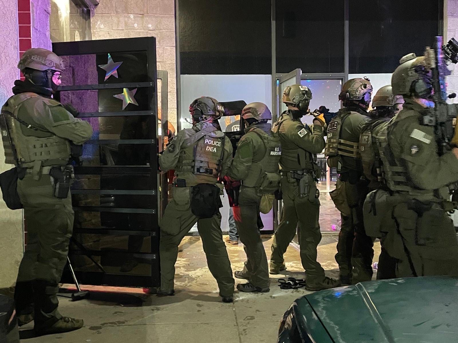 ABD askeri, uyuşturucu suçlaması, Colorado Springs, Warike gece kulübü, yasadışı göçmenler, tutuklama, DEA, FBI, Fort Carson, Juan Gabriel Orona-Rodriguez, uyuşturucu kaçakçılığı, operasyon Take Back America, Trump yönetimi, göçmen karşıtı baskı, kokain, silahlı güvenlik, yasa dışı gece kulübü, suç örgütleri, uluslararası öğrenci aktivistleri, sınır dışı, yasa dışı suç, silah ihlalleri, saldırı, uyuşturucu
