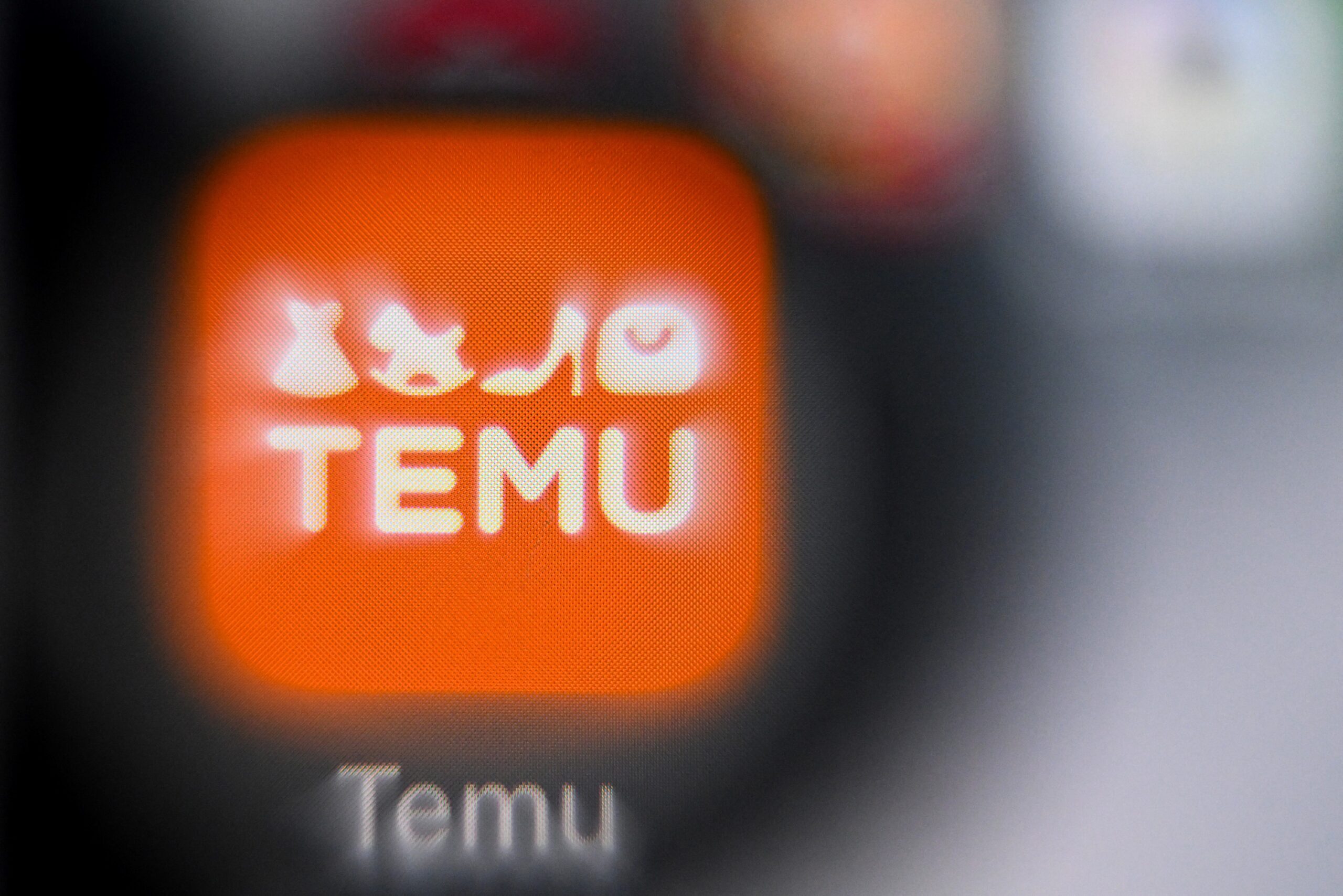 Temu, ABD, Çin, e-ticaret, gümrük ücretleri, ithalat vergileri, de minimis muafiyeti, yerel depolar, ABD satıcıları, ticaret savaşları, tarifeler, online alışveriş, indirimli ürünler, nakliye, lojistik, yerel sevkiyat, Donald Trump, USA TODAY
