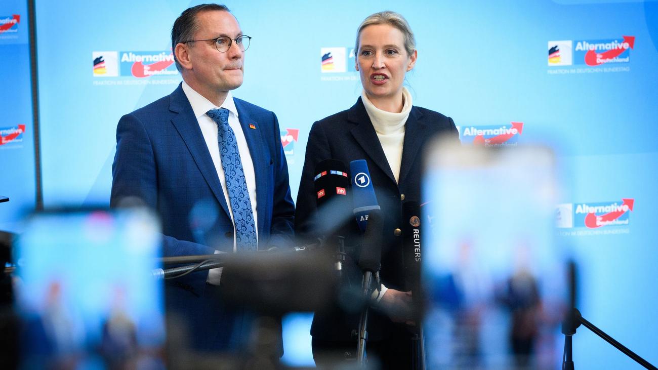 AfD, Verfassungsschutz, rechtsextremistische Partei, Beobachtung, Parteiverbot, Bundesverfassungsgericht, Gutachten, Menschenwürde, Muslime, Messermigranten, Inlandsnachrichtendienst, NPD, Die Heimat, Parteienfinanzierung, Grundgesetz, Klage, Verwaltungsgericht Köln, Alice Weidel, Tino Chrupalla, Sachsen, Thüringen, Sachsen-Anhalt, Bundestagswahl, Wahlumfragen, CDU/CSU, ZDF-Politbarometer, Bundesinnenministerium, Nancy Faeser, Beamte, Verfassungstreue, Waffenrechtliche Erlaubnis, Jäger, Schützen, Hendrik Cremer, Deutsches Institut für Menschenrechte
