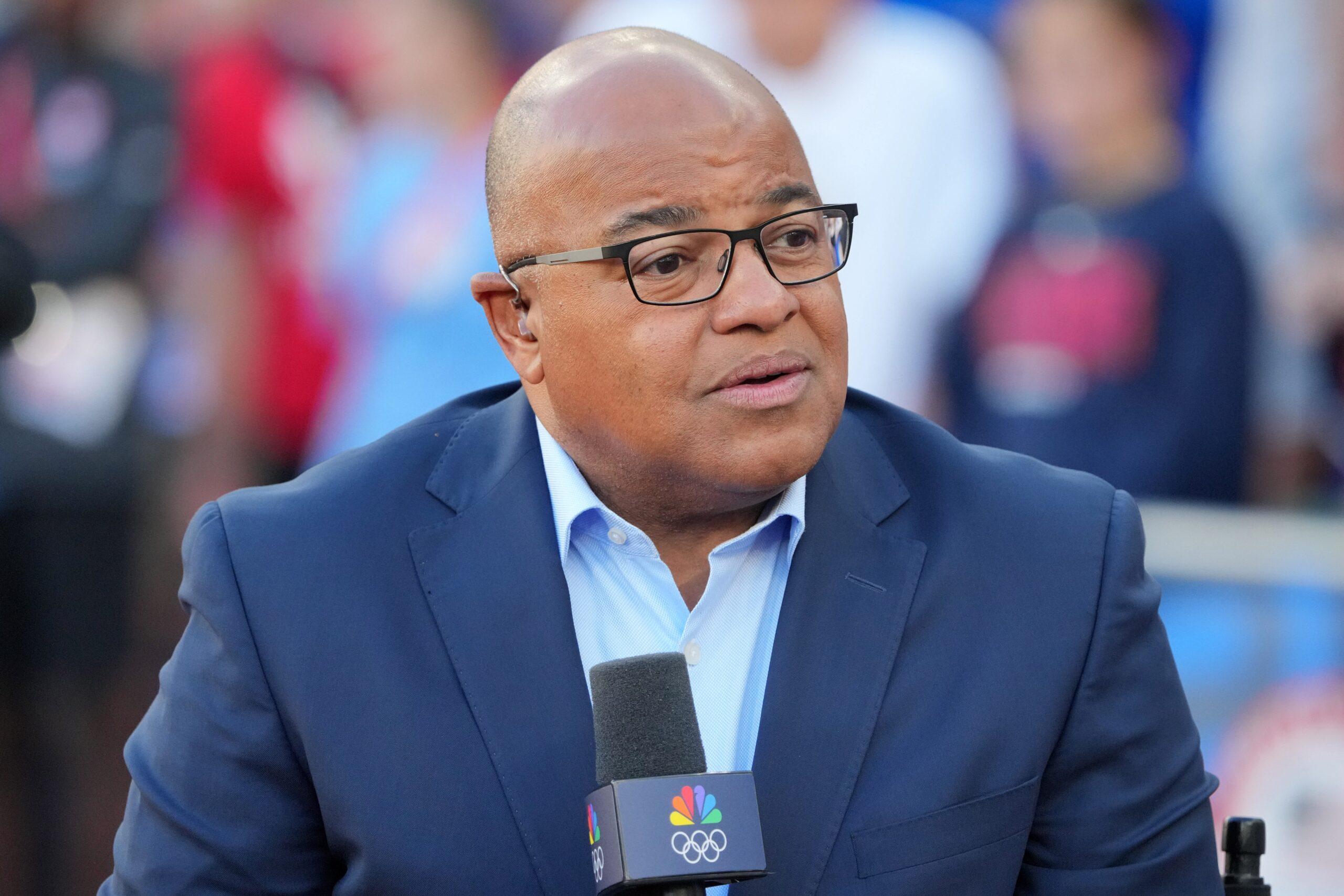 Kentucky Derbisi, Mike Tirico, NBC Sports, Spor spikeri, Hastalık, Rahatsızlık, Ahmed Fareed, 2025 Kentucky Derbisi, Canlı yayın, Sosyal medya tepkileri, Spor haberleri, At yarışı, Churchill Downs, Hava durumu, Mike Tirico ses tonu, Triple Crown, Spor yayıncılığı, USA TODAY uygulaması
