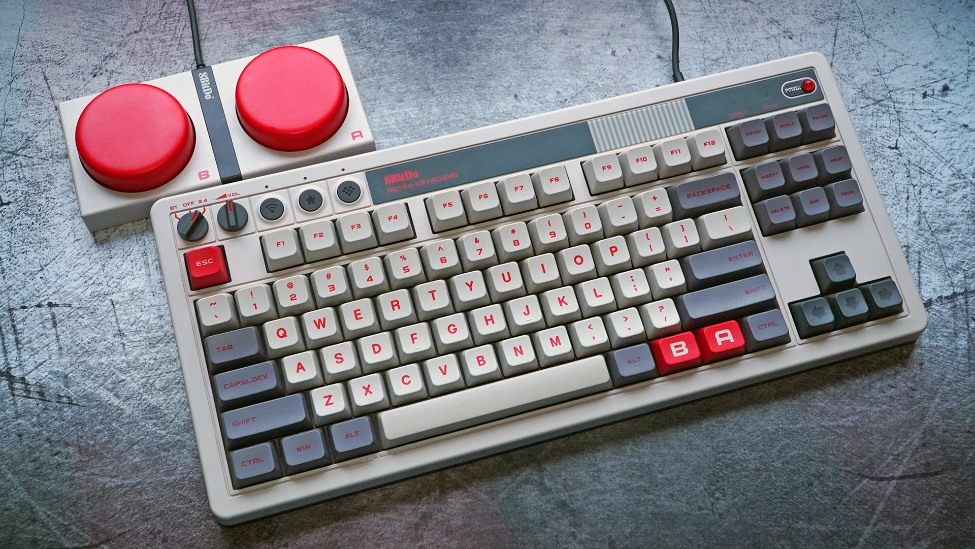 Trump tarifeleri, Çin malları, 8BitDo, elektronik ürünler, ABD ticareti, ithalat vergileri, oyun aksesuarları, tedarik zinciri, fiyat artışları, PCWorld, Gamers Nexus, Steve Burke, The Full Nerd podcast'i, teknoloji gazeteciliği, Michael, klavye incelemesi, mekanik klavye, Android Police, Digital Trends, Wired, Lifehacker, How-To Geek, CES, Mobil Dünya Kongresi
