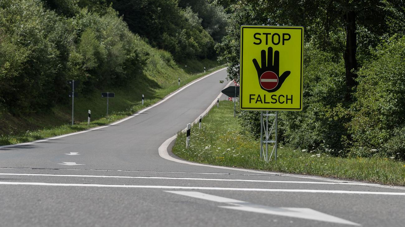 meta anahtar kelimeler: Oto yol, kaza, ters yönde araç kullanma, hayalet sürücü, yaşlı sürücüler, trafik güvenliği, ADAC, sigorta araştırması, kaza nedenleri, önleme, teknolojik çözümler, tehlikeli durumlar, hız, alkol, uyuşturucu, dikkat eksikliği, dönüş manevraları, A60, Landscheid, Spangdahlem Hava Üssü, Rheinland-Pfalz.
