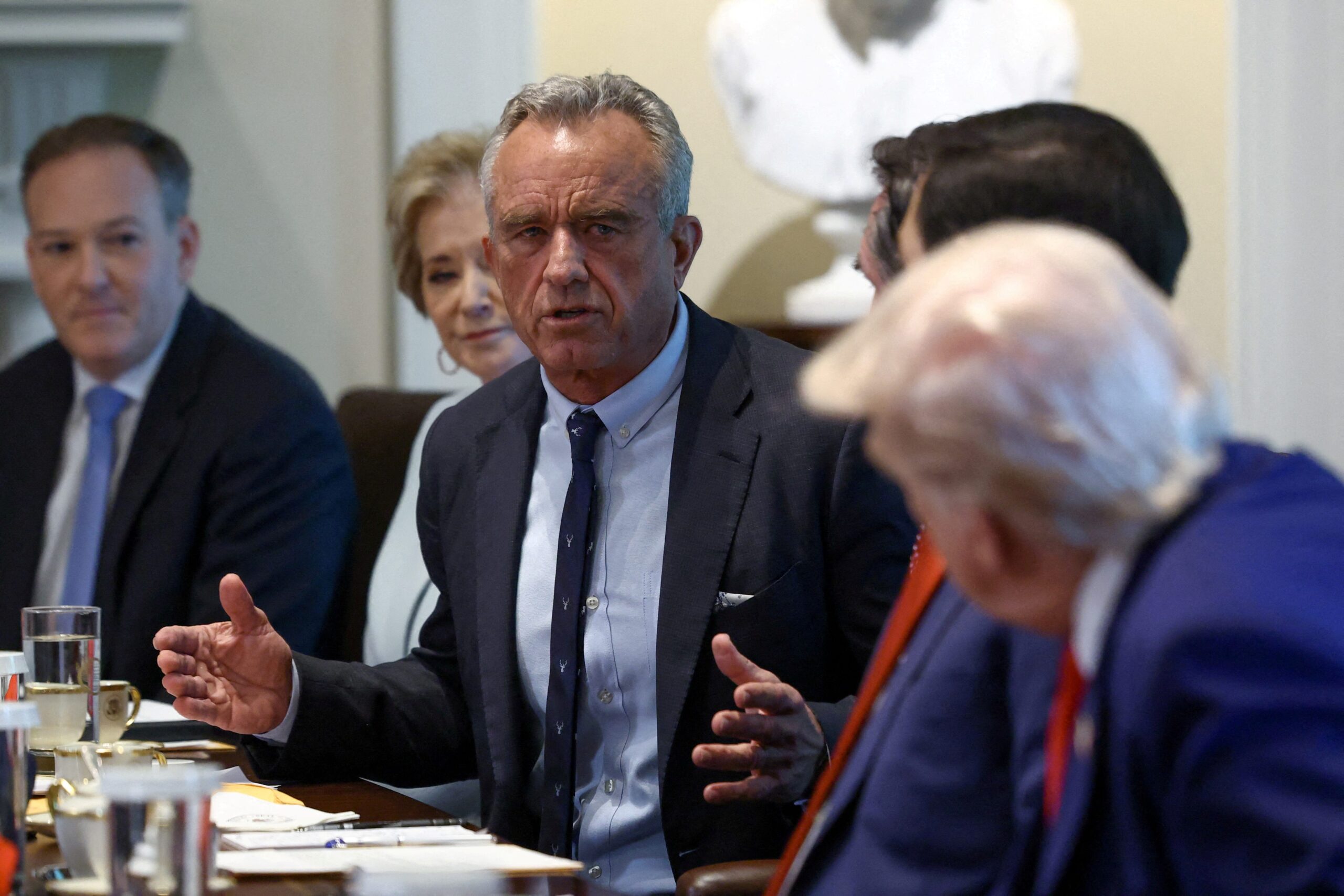 Sağlık ve İnsan Hizmetleri Bakanlığı, HHS, Robert F. Kennedy Jr., Letitia James, Donald Trump, Elon Musk, Bütçe kesintileri, personel azaltma, dava, eyalet başsavcıları, yeniden yapılandırma, kronik hastalık salgını, Kamu sağlığı, Ulusal Sağlık Enstitüleri, Hastalık Kontrol ve Önleme Merkezleri, Make America Healthy Again, sağlık sistemi, ABD, politika, hükümet, ekonomi
