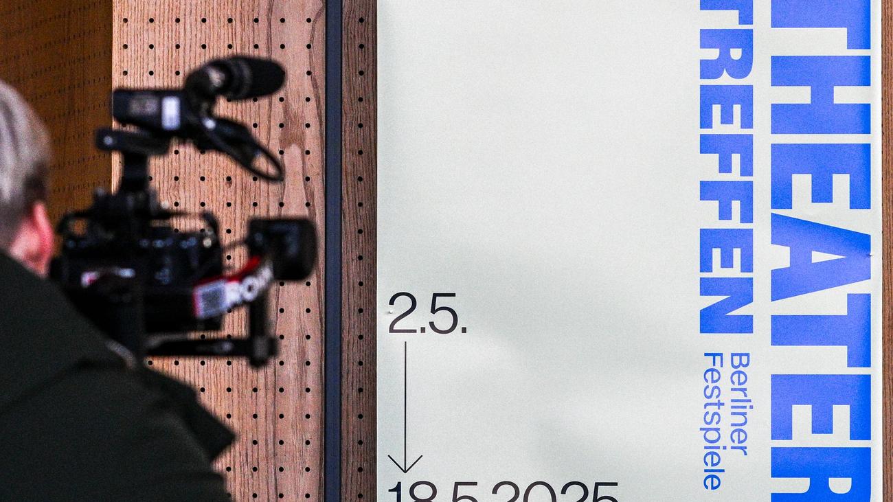 Berliner Theatertreffen, tiyatro festivali, Katie Mitchell, Bernarda Alba'nın Evi, Alman Tiyatrosu Hamburg, tiyatro eleştirisi, sahne sanatları, Almanya tiyatrosu, Avusturya tiyatrosu, İsviçre tiyatrosu, 2024 tiyatro festivali, tiyatro gösterisi, kültür etkinliği, tiyatro seçkisi
