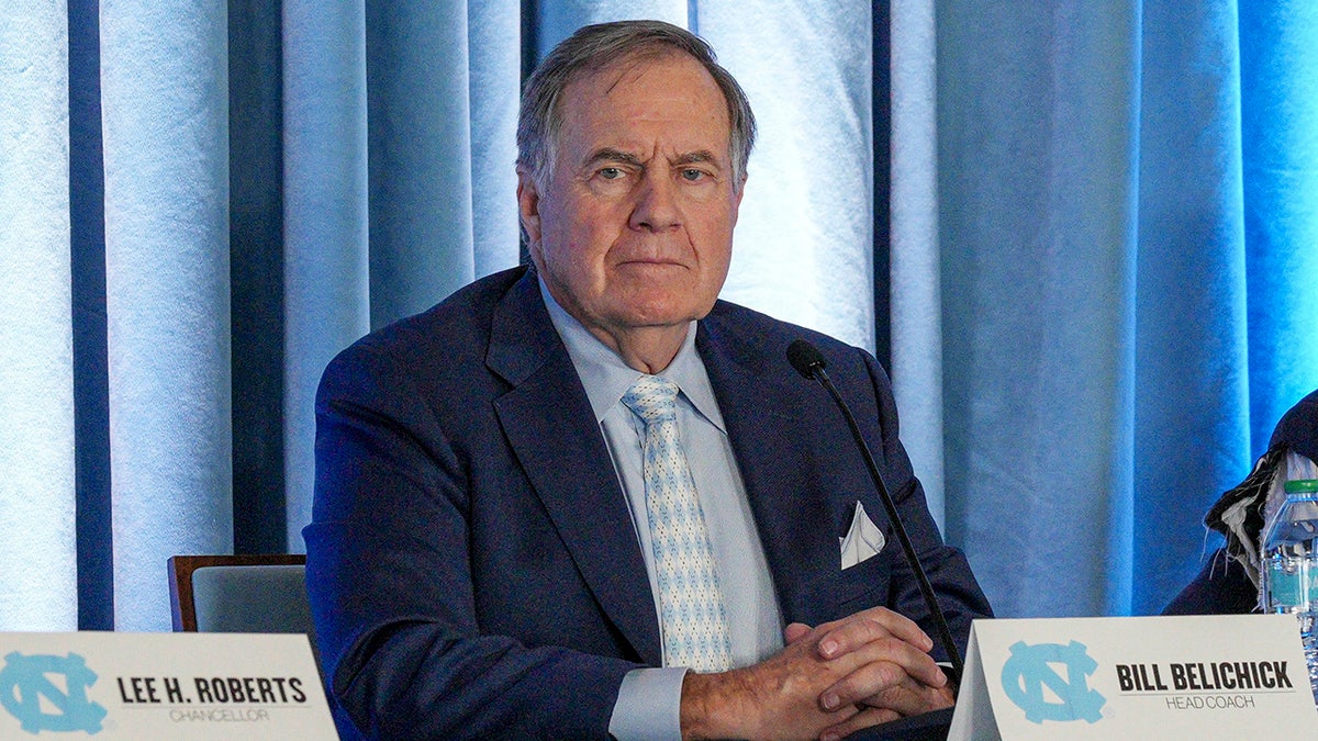 Bill Belichick, Jordon Hudson, CBS röportajı, halkla ilişkiler, kitap tanıtımı, North Carolina Tar Heels, Tony Dokoupil, medya eleştirisi, spor haberleri, ilişki dedikodusu, televizyon röportajı, düzenlenmiş video, sahte anlatı, Fox News, NFL koçu, üniversite futbolu, bahis skandalı, spor pazarlaması, medya ilişkileri

