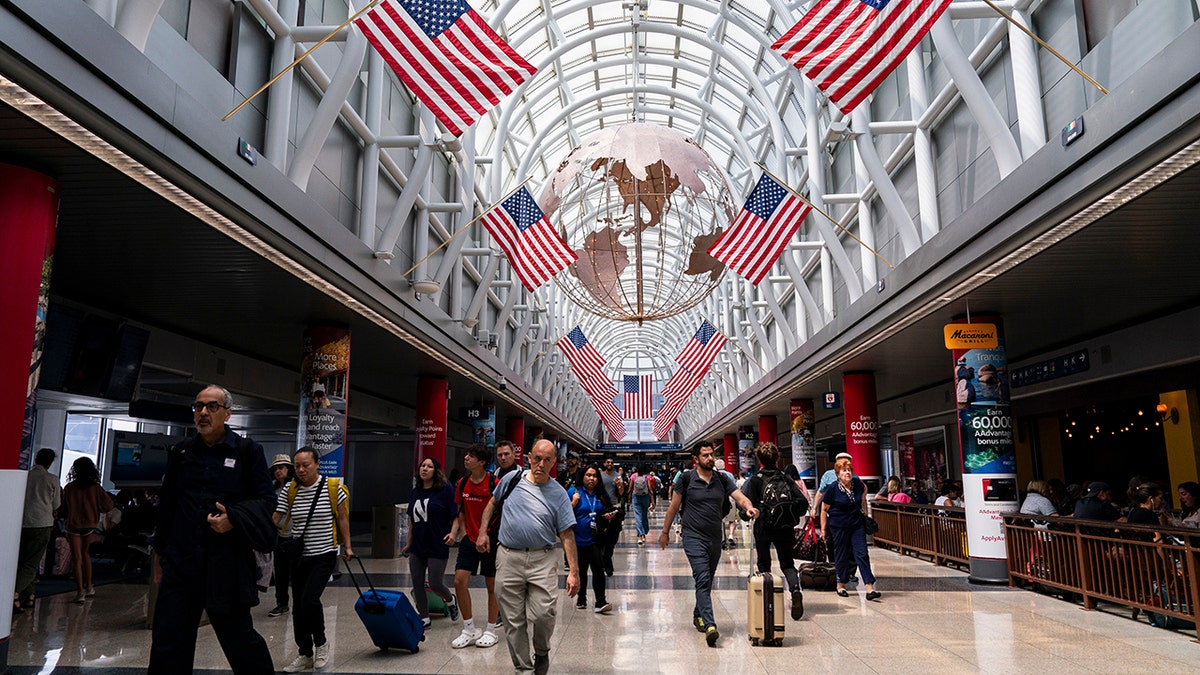 kızamık, kızamık salgını, Illinois, Cook County, Chicago O'Hare Uluslararası Havalimanı, IDPH, MMR aşısı, aşı, halk sağlığı, bulaşıcı hastalık, Dr. Sameer Vohra, Dr. Kiran Joshi, Fox News Sağlık
