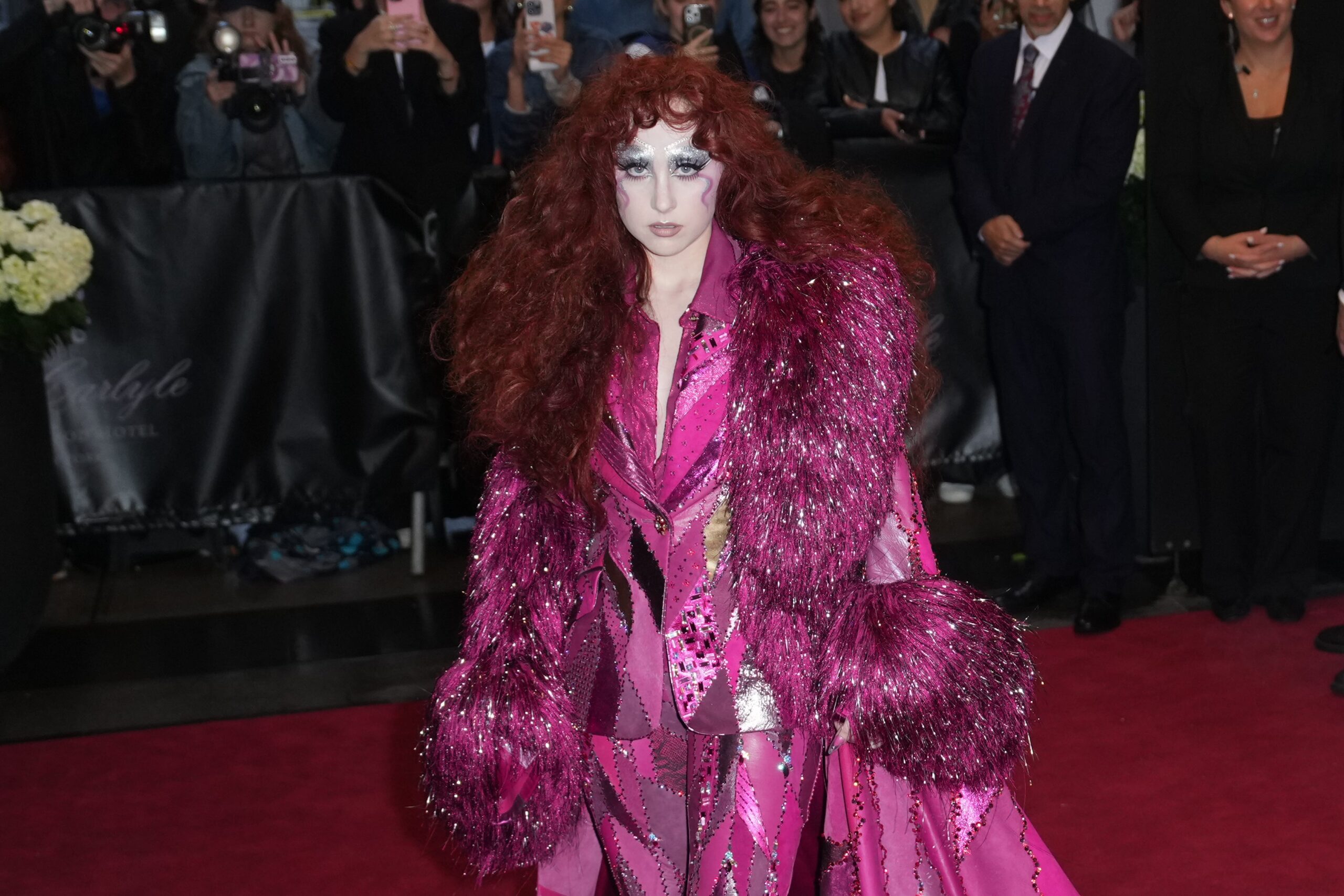 Chappell Roan, Met Gala, pembe midilli kulübü, Midwestern Prensesi, moda, LGBTQ+, trans kadınlar, Grammy Ödülleri, Sabrina Carpenter, Charli XCX, Jean Paul Gaultier, pop müzik, Missouri, sanatçı, ünlüler, kırmızı halı, moda etkinliği, pop yıldızı, en iyi yeni sanatçı, 67. Grammy Ödülleri
