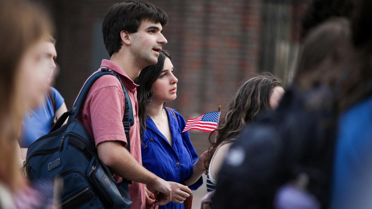 Donald Trump, Harvard Üniversitesi, Vergi muafiyeti, Eğitim, Siyasi organizasyon, Federal fonlar, Öğrenci vizeleri, Çeşitlilik departmanları, Göçmenlik, Antisemitizm, Antiamerikanizm, Marksizm, Sol radikal ideolojiler, Devlet araştırma fonları, Üniversite başkanları, Yükseköğretim politikası, Antidemokratik, Antipluralist, Milliyetçi, Korumacı, Devlet aygıtının yeniden yapılandırılması, Kültürel mücadele, Azınlıklar, Uyanıklık, Göç, Meksika sınırı, Cinsiyet, Çeşitlilik programları, Trans bireyler, Ordu, Tarih, Eğitim Bakanlığı, Hukuki süreçler
