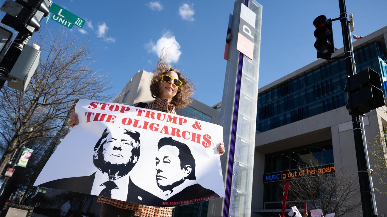 Donald Trump, NPR, PBS, Kamu Yayıncılığı, Devlet Finansmanı, Basın Özgürlüğü, Haber, Propaganda, Reporter ohne Grenzen, ABD, Beyaz Saray, X, Tweet, Medya, Parti Partizanlığı, Finansman Kesintisi, Vergi Mükellefi, Siyasi
