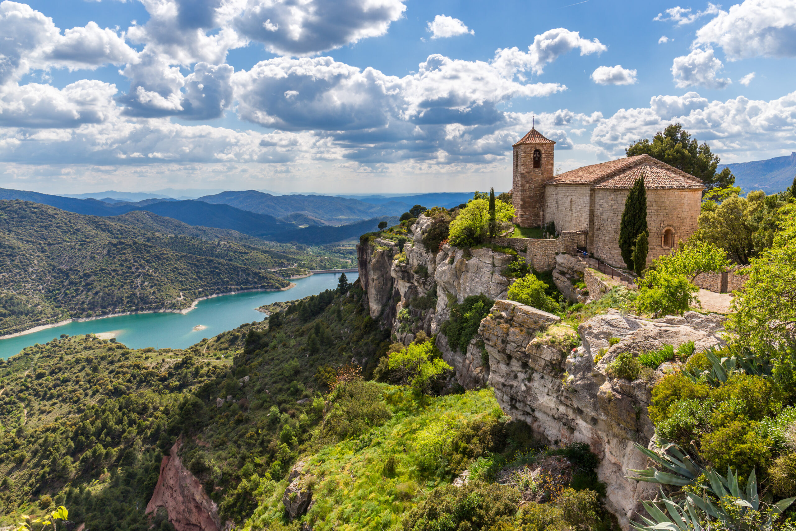 Katalonya, turizm vergisi, İspanya, Barselona, aşırı turizm, konut krizi, turist sayısı, konaklama, otel, seyahat, İspanyol turizmi, vergi artışı, turist protestoları, Apartur, Airbnb

