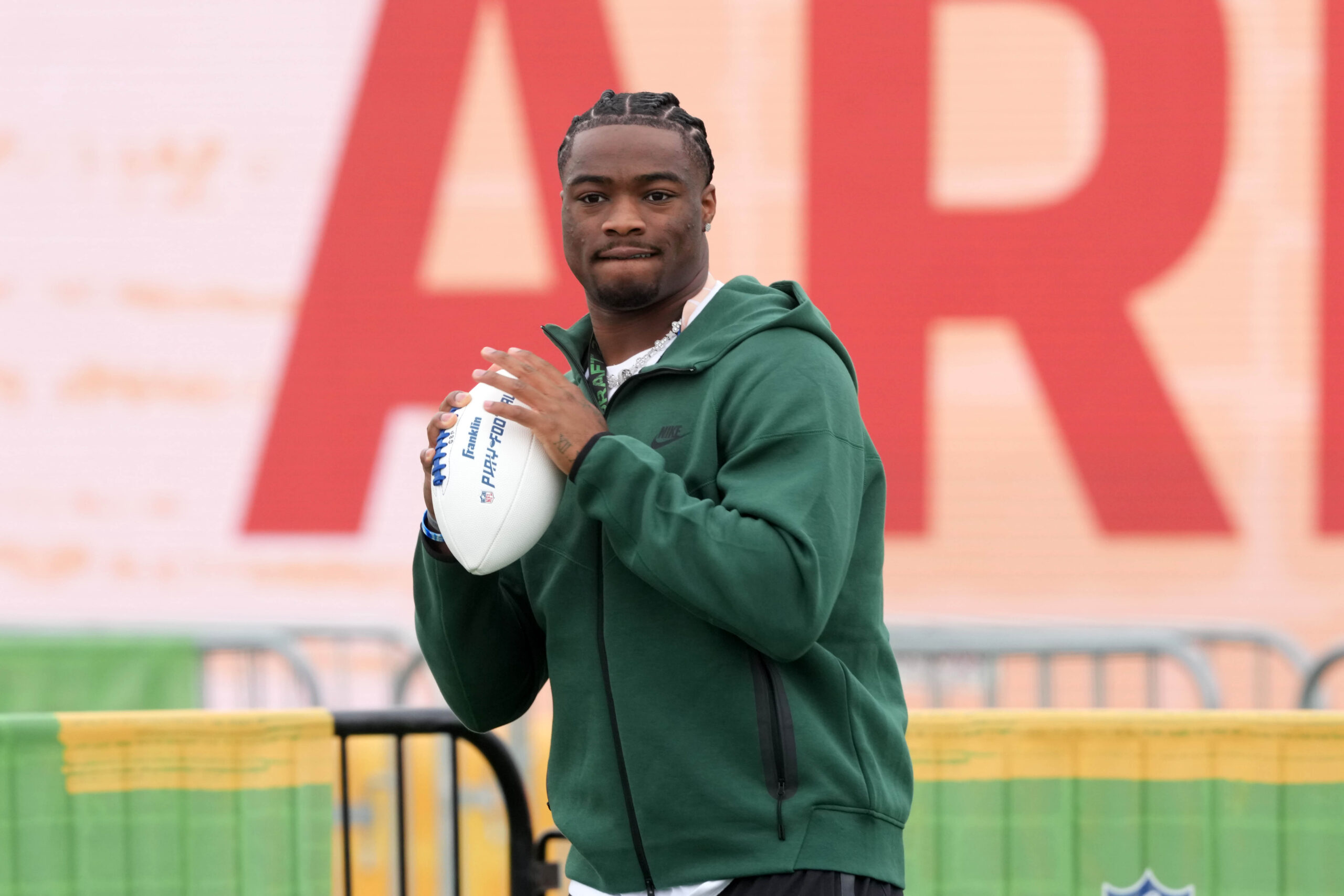 Jalen Milroe, Seattle Seahawks, VR, Sanal Gerçeklik, NFL, Amerikan Futbolu, Quarterback, Oyun Kurucu, Mike Macdonald, Jayden Daniels, Washington Commanders, Kliff Kingsbury, Sam Darnold, Drew Lock, Draft, Seçmeler, Rookie, Çaylak, Football, Spor
