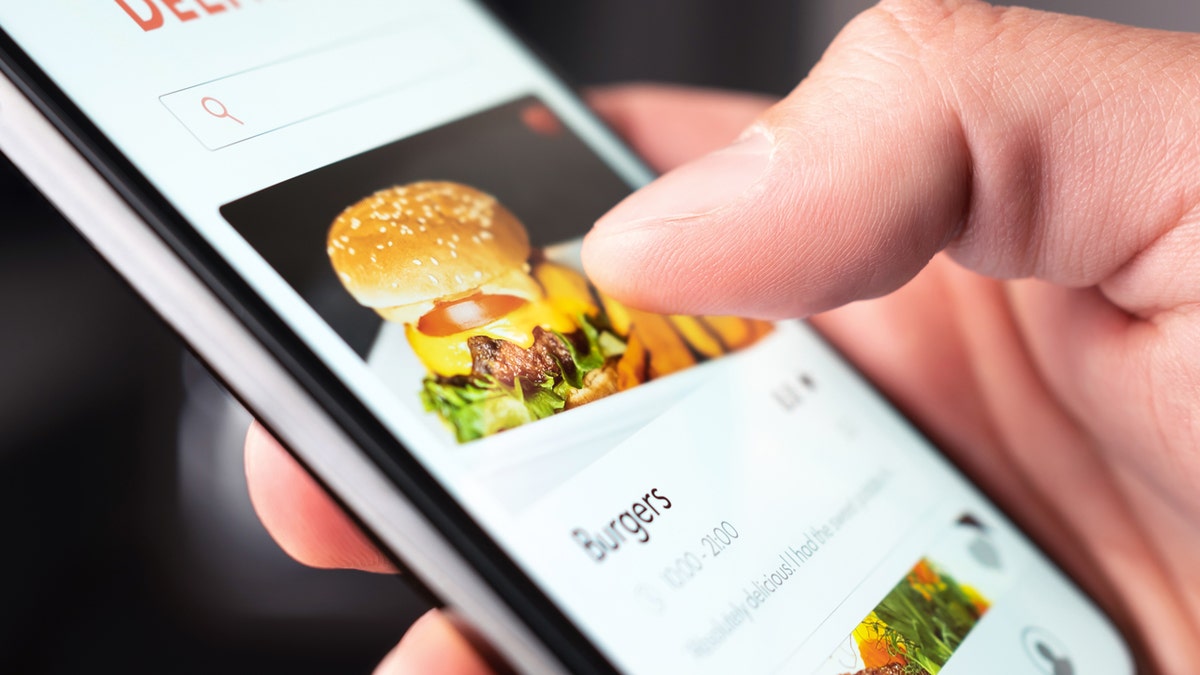 yemek dağıtım ücretleri, DoorDash, Grubhub, BravoDeal, en ucuz şehirler, Teksas, Fort Worth, Dallas, Houston, San Antonio, Austin, Seattle, Jacksonville, San Francisco, yaşam tarzı, maliyet, indirimler, yemek siparişi, teslimat ücreti, Marco Farnararo
